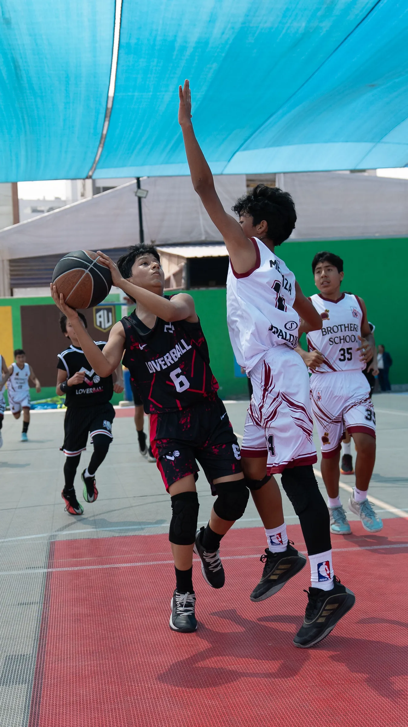 Jugadoras de Loverball en una jugada de equipo durante un partido