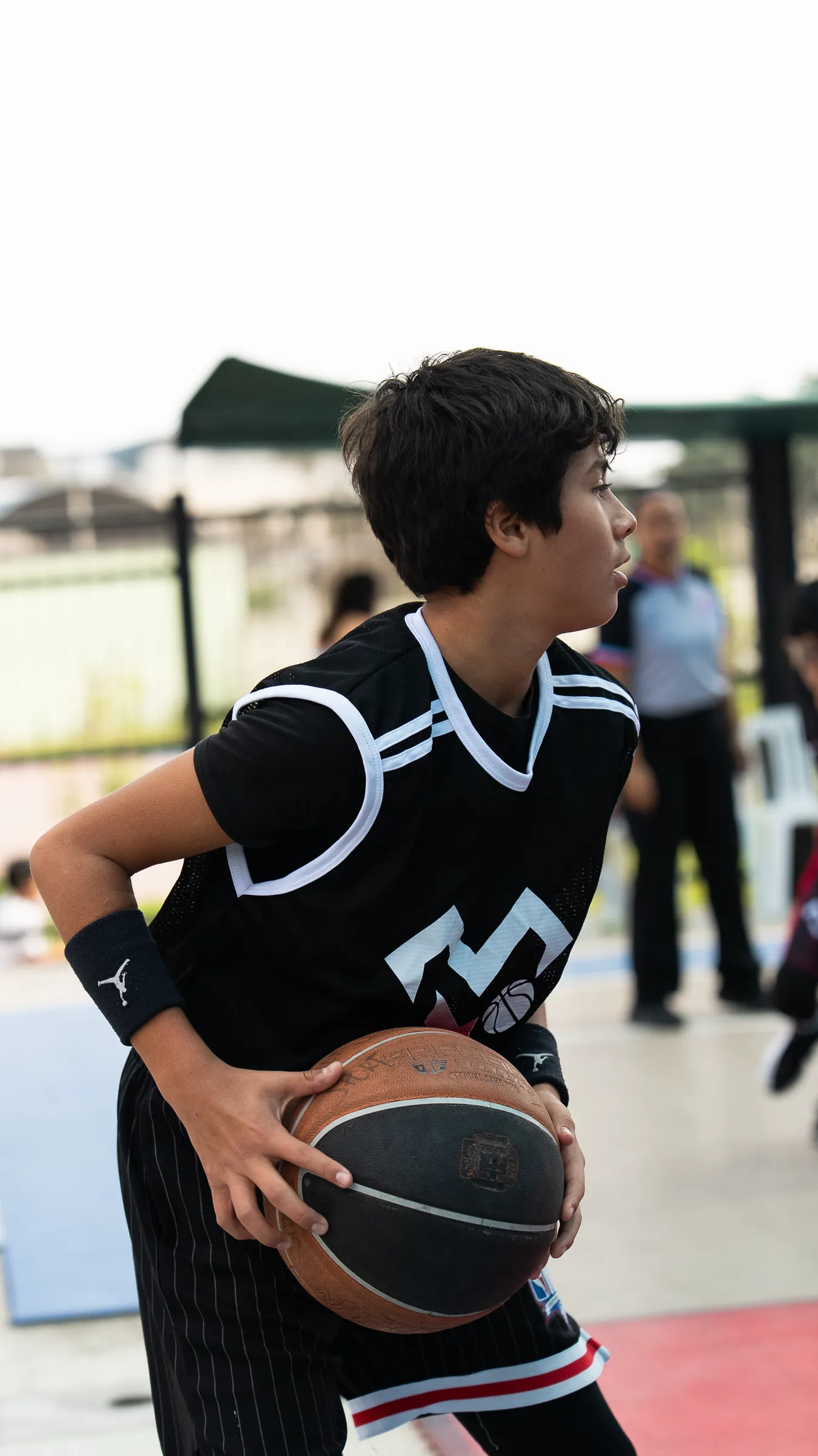 Entrenadora de Loverball trabajando un ejercicio de conos con un jugador
