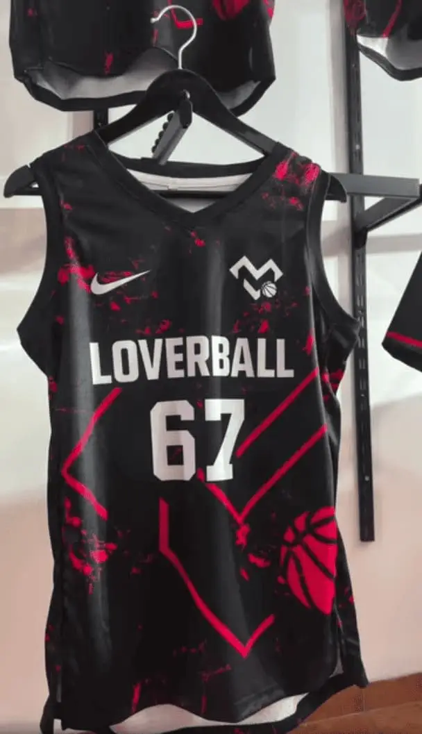 Camiseta de local de Loverball, negra con detalles en rosa