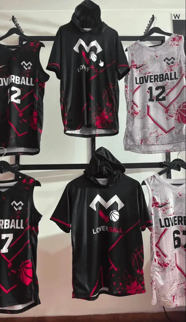 Vitrina con la indumentaria completa de Loverball